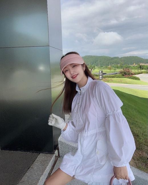 ST家新款女士薄款长风衣外套来了！法式运动风，将优雅气质和动感相结合的一款防泼水长款防风防晒外套！让运动风不再枯燥乏味，青春活力穿在身上！泡泡袖设计，可爱活泼，淑女风格字母拉链，浮雕图案扣子！ 商品图3