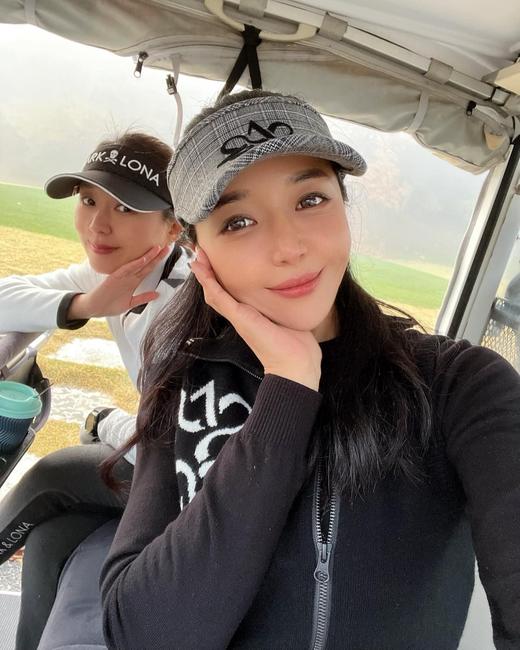 ST女士拉链针织防风外套来了！韩剧氛围感女主高球针织外套，根本都不用想怎么搭配好吗！无脑穿搭，一秒变高级！骑士肩章元素可以时髦上千年，骨子里都是时尚酷女孩的设计感！ 商品图1