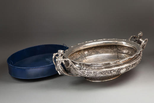 独角鹿西洋古董19世纪法国拿破仑三世时期法国著名金银器工坊ODIOT签名出品古典女神与天使主题铜镀银精雕双耳花器/餐桌中央摆件 商品图4