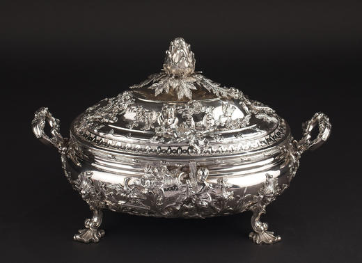 独角鹿西洋古董18世纪英国工匠Christian Hillan签名出品路易十五风格花叶缎带及纹章主题纯银精雕双耳带盖餐盅 商品图0