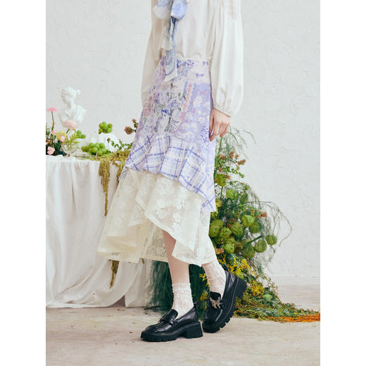 两三事梵高文艺 缱绻心事 2026春季新款蕾丝拼接印花不规则半身裙 商品图3