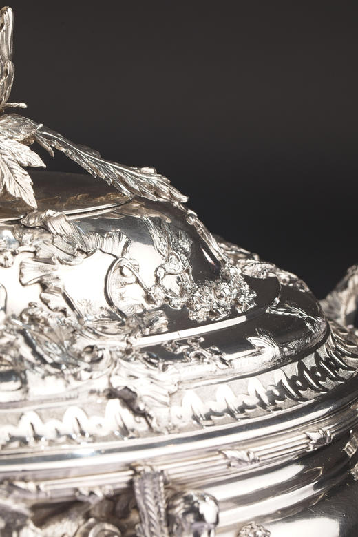 独角鹿西洋古董18世纪英国工匠Christian Hillan签名出品路易十五风格花叶缎带及纹章主题纯银精雕双耳带盖餐盅 商品图7