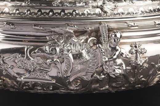 独角鹿西洋古董18世纪英国工匠Christian Hillan签名出品路易十五风格花叶缎带及纹章主题纯银精雕双耳带盖餐盅 商品图6