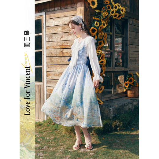 两三事梵高文艺热恋岛屿2026春新款侧边绑带褶皱印花吊带裙连衣裙 商品图0