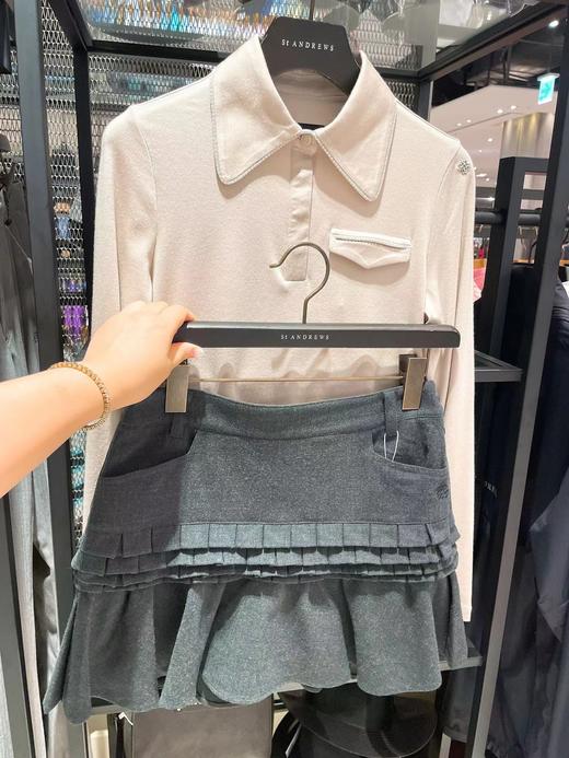 ST女士钻边荷叶领长袖POLO衫来了！本季海报推广款，韩系蕾丝包钻边荷叶领和小口袋设计，无论单穿还是内搭总能恰到好处，黑色卡其简约配色，衬肤色易搭配，金属小LOGO复古扣绣花尽显贵妇品牌的细节之美！ 商品图2