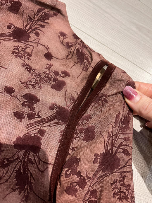 出口原单重磅双层网纱浮雕植入绒提花工艺小性感小心机设计打底衫（超大弹力） 商品图8