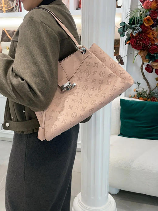 LV Sevres Mahina 粉色 镂空 牛皮 中号 单肩包 商品图3
