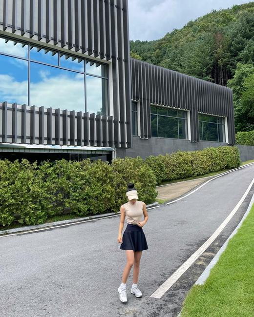 ST家新款女士高领无袖衫来了！极富造型感的无袖织带打扣弹力上衣，上身效果绝绝子！这款上衣工艺复杂，面料定织，不是原厂根本做不到这样的品质！小小一件能成海报款可见魅力之大！ 商品图3