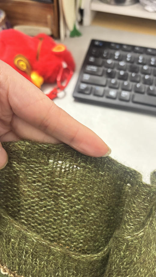 【周末秒杀 直接调价 下单即可】帮厂子里去库存 春款 羊毛+马海毛  薄款 绿色宽条 针织衫 柔软舒适 可单穿 可叠穿 商品图5