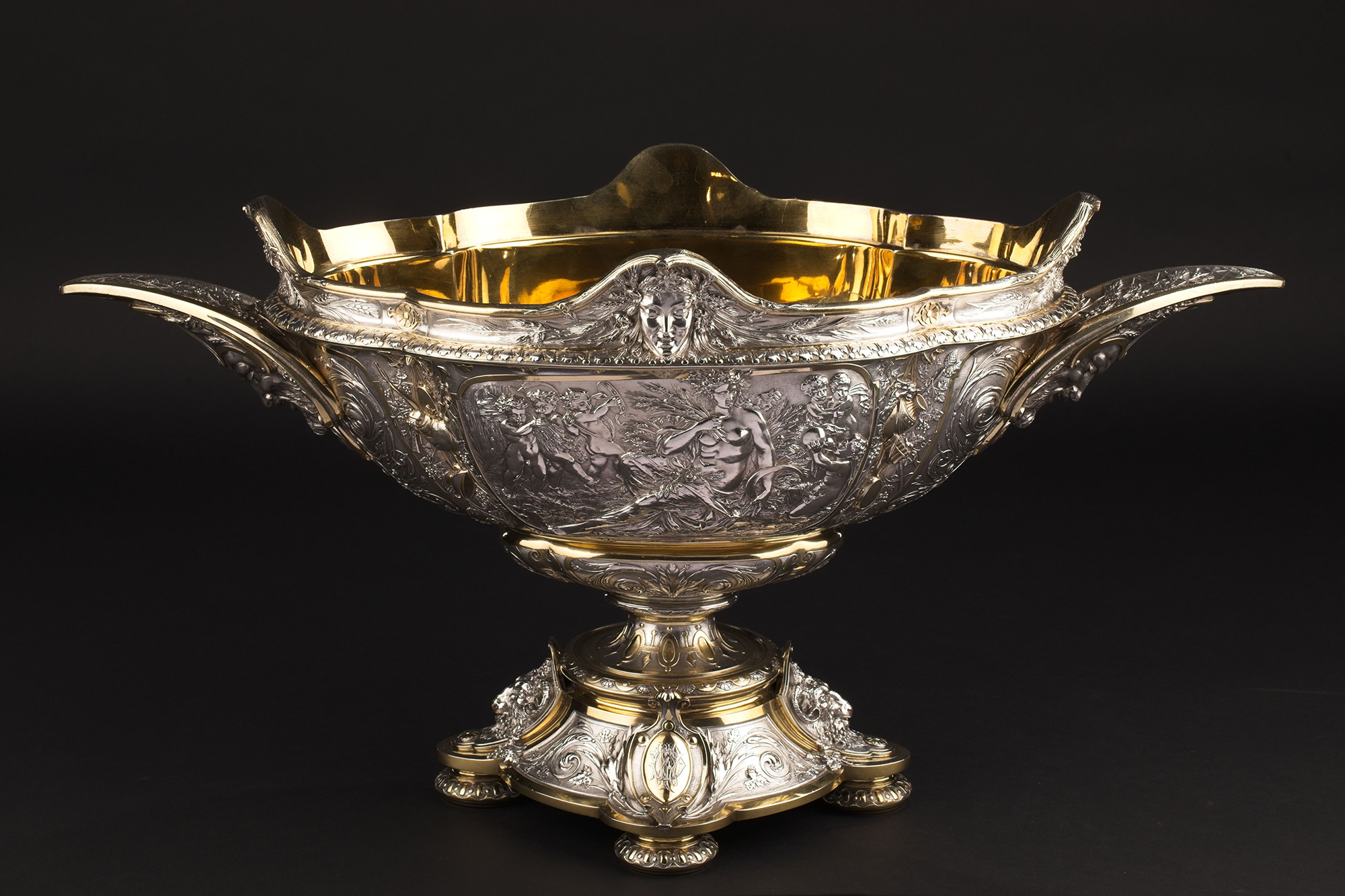 独角鹿西洋古董19世纪英国名坊Elkington&Co.签名出品古典神话人物主题纯银及镀金精雕餐桌中央摆件