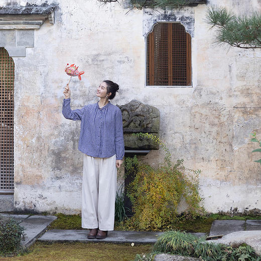 绽放071朵/春序·纯亚麻蓝白格子小立领抽绳衬衫休闲长袖小衫女春 商品图2