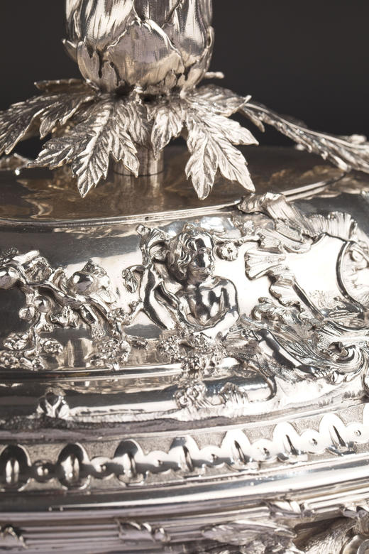 独角鹿西洋古董18世纪英国工匠Christian Hillan签名出品路易十五风格花叶缎带及纹章主题纯银精雕双耳带盖餐盅 商品图4