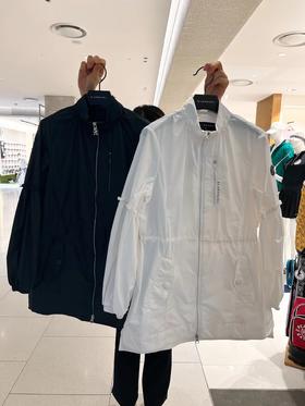 ST家新款女士薄款长风衣外套来了！法式运动风，将优雅气质和动感相结合的一款防泼水长款防风防晒外套！让运动风不再枯燥乏味，青春活力穿在身上！泡泡袖设计，可爱活泼，淑女风格字母拉链，浮雕图案扣子！