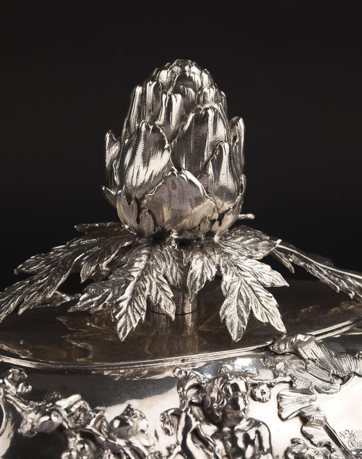 独角鹿西洋古董18世纪英国工匠Christian Hillan签名出品路易十五风格花叶缎带及纹章主题纯银精雕双耳带盖餐盅 商品图3