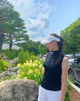 ST家新款女士高领无袖衫来了！极富造型感的无袖织带打扣弹力上衣，上身效果绝绝子！这款上衣工艺复杂，面料定织，不是原厂根本做不到这样的品质！小小一件能成海报款可见魅力之大！