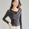 「自」全新升级【铂金会员146/天猫199/差价53】(85026)洛诗琳气质v领长袖t恤2026春季新款正肩不规则抽褶打底上衣 商品缩略图4