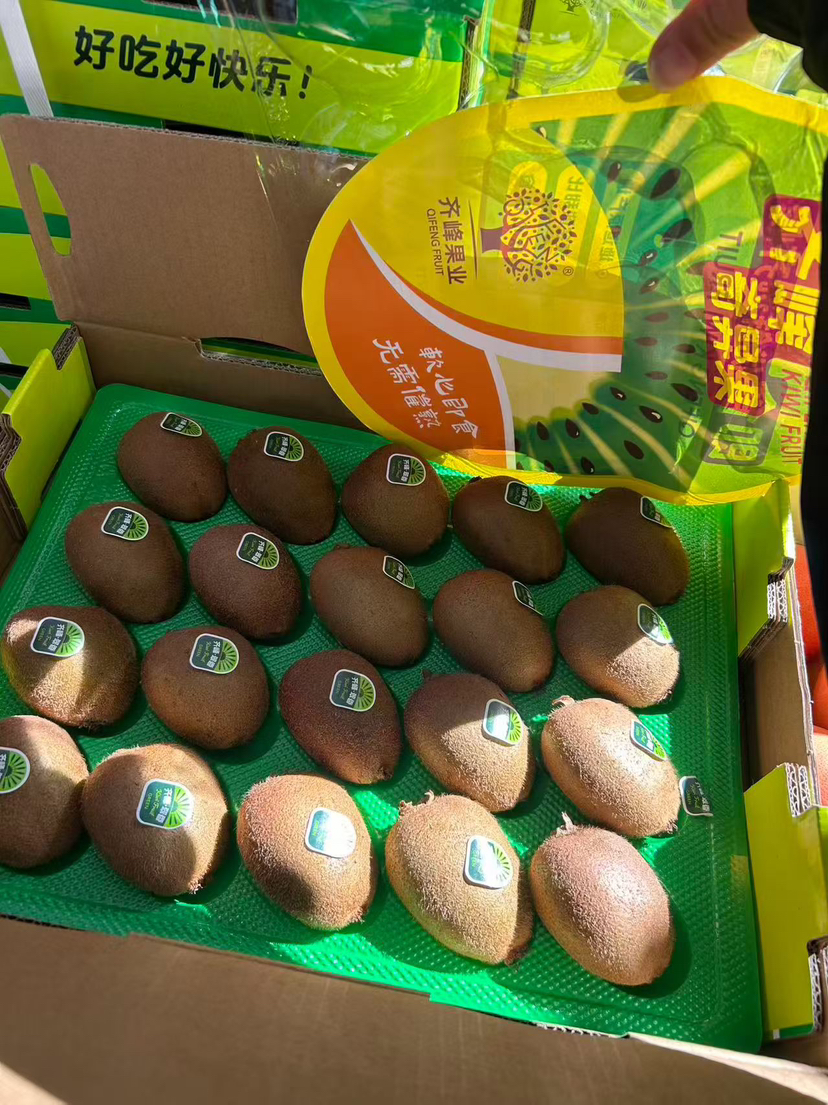 翠香猕猴桃，果肉细腻、清香扑鼻、口感清爽、入口即溶，超甜，微软奇甜 ！大果[耶]现货先到先得噢