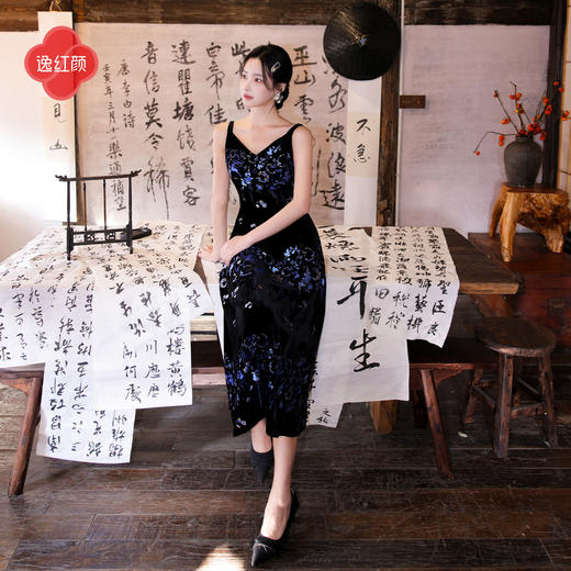 逸红颜《鎏影》26春新品高品蓝彩烫金真丝丝绒新中式吊带打底裙女 商品图2