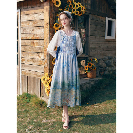 两三事梵高文艺热恋岛屿2026春新款侧边绑带褶皱印花吊带裙连衣裙 商品图3