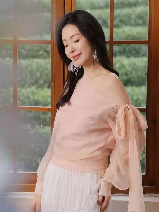 【门店同款】ENJOY春季“柔光芳序”轻纱飘带上衣 169247851 商品图2