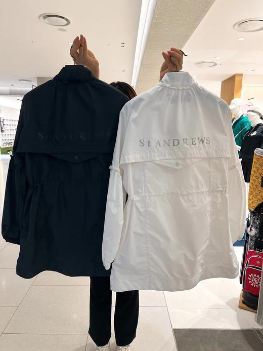 ST家新款女士薄款长风衣外套来了！法式运动风，将优雅气质和动感相结合的一款防泼水长款防风防晒外套！让运动风不再枯燥乏味，青春活力穿在身上！泡泡袖设计，可爱活泼，淑女风格字母拉链，浮雕图案扣子！ 商品图1