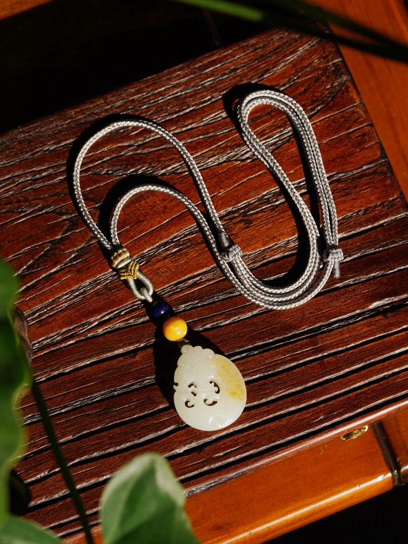 和田玉龙纹吊坠