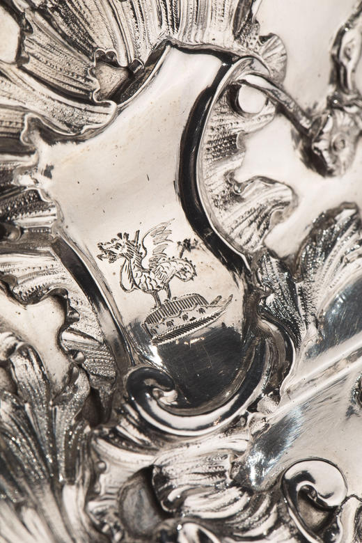 独角鹿西洋古董18世纪英国工匠Christian Hillan签名出品路易十五风格花叶缎带及纹章主题纯银精雕双耳带盖餐盅 商品图9
