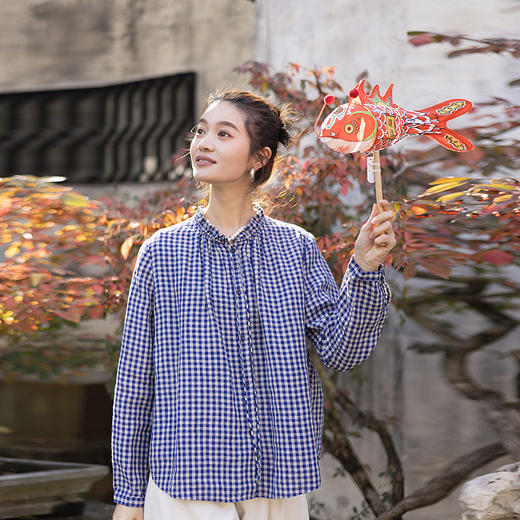 绽放071朵/春序·纯亚麻蓝白格子小立领抽绳衬衫休闲长袖小衫女春 商品图1