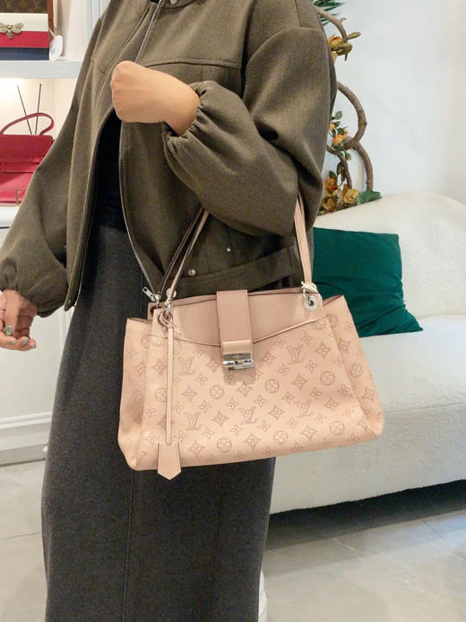 LV Sevres Mahina 粉色 镂空 牛皮 中号 单肩包 商品图2