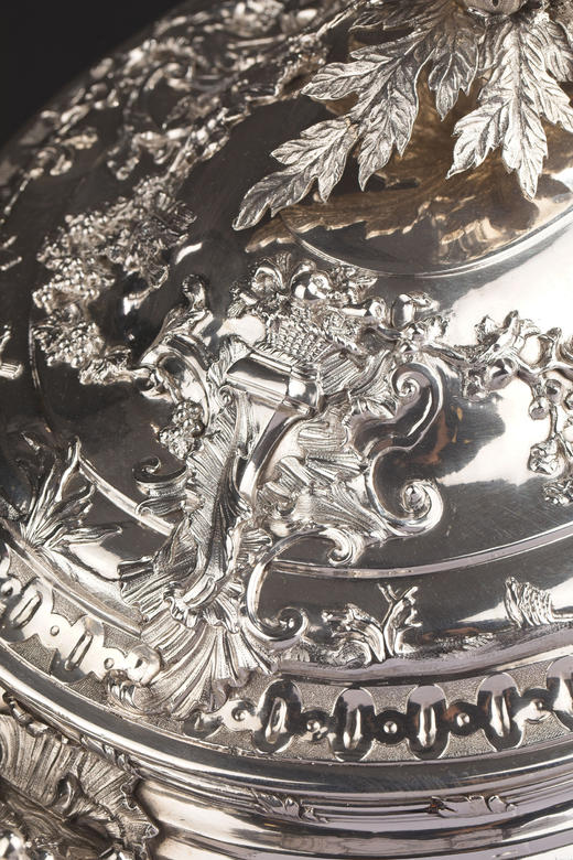 独角鹿西洋古董18世纪英国工匠Christian Hillan签名出品路易十五风格花叶缎带及纹章主题纯银精雕双耳带盖餐盅 商品图8