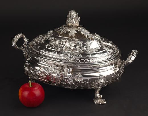 独角鹿西洋古董18世纪英国工匠Christian Hillan签名出品路易十五风格花叶缎带及纹章主题纯银精雕双耳带盖餐盅 商品图1