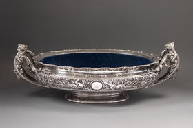 独角鹿西洋古董19世纪法国拿破仑三世时期法国著名金银器工坊ODIOT签名出品古典女神与天使主题铜镀银精雕双耳花器/餐桌中央摆件