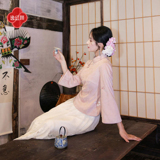 逸红颜《令瑶》26春新品梅梢染月·淡彩麂皮刺绣新中式旗袍上衣女 商品图1