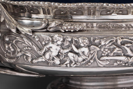 独角鹿西洋古董19世纪法国拿破仑三世时期法国著名金银器工坊ODIOT签名出品古典女神与天使主题铜镀银精雕双耳花器/餐桌中央摆件 商品图7