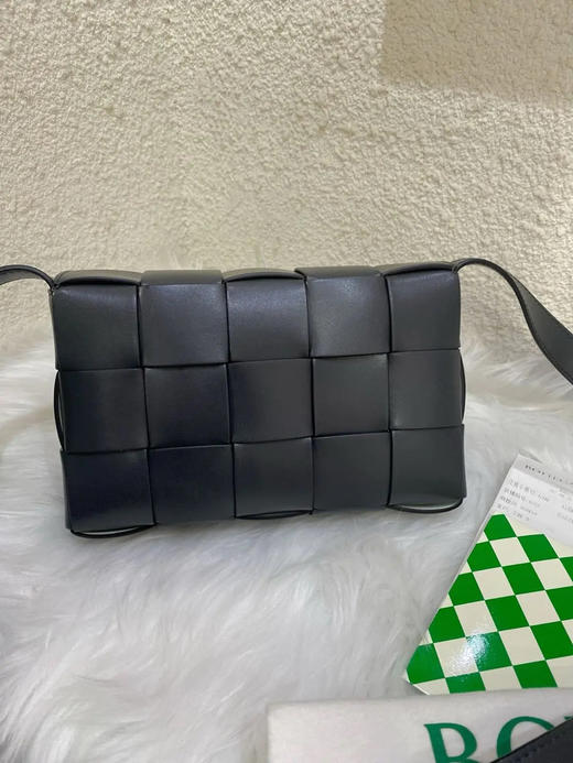 Bv cassette 15格 黑灰色 牛皮 编织 斜挎包 商品图1