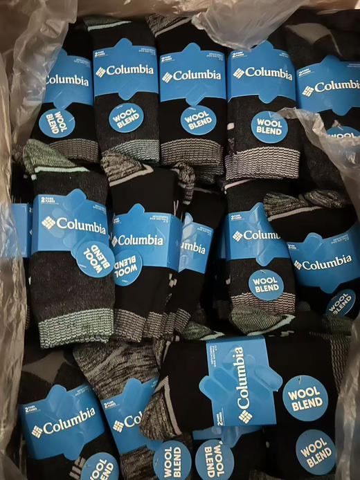 外贸原单正品哥伦比亚转全新未拆封男袜
库存不多。美利奴羊毛+兔毛棉混合纺工艺，颜色随机
均码39-46，特价49四双包邮。无质量问题不退换 商品图3