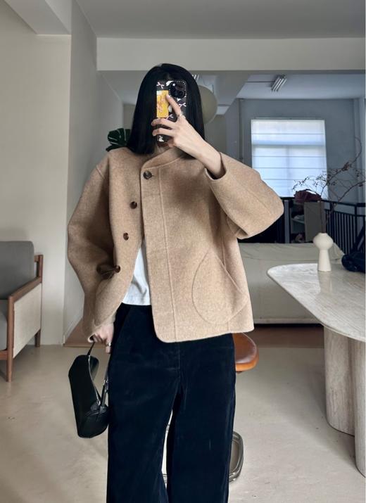 【来点不一样的】仅此一批！柜4200+！2026设计款偏襟牛角扣小立领短款毛呢大衣外套女款！ 商品图1