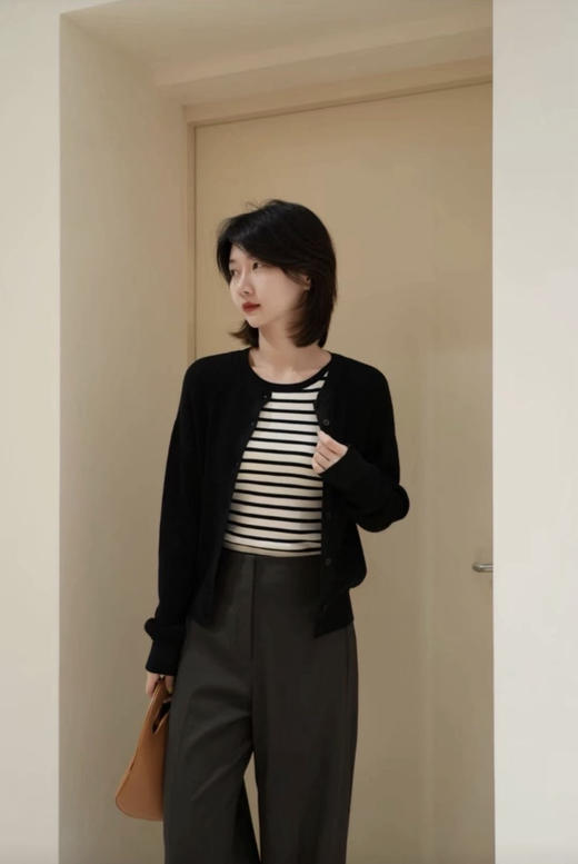 22-2新货直接秒杀 渠道货 小禾 肌理感针织 纯羊绒 黑色针织开衫 商品图2