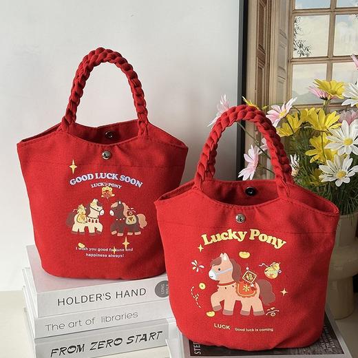 【新年帆布包】马年2026新款马上纳福红色水桶包喜庆创意可爱帆布包年会礼品袋。rf 商品图1