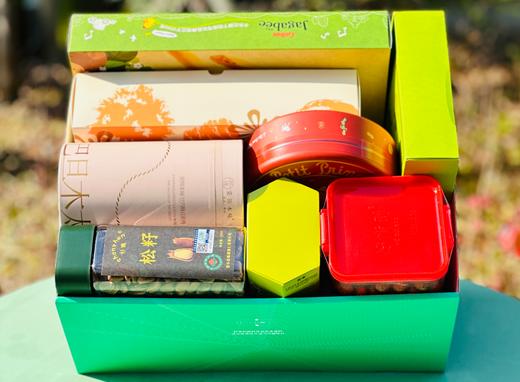 雅致新春尊选零食礼盒 | 精选零食组合搭配，可调整！（温馨提示:产品为季节性产品，缺货会进行等值调换成其他产品！！！） 商品图0