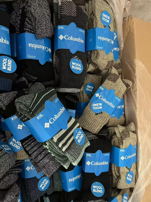 外贸原单正品哥伦比亚转全新未拆封男袜
库存不多。美利奴羊毛+兔毛棉混合纺工艺，颜色随机
均码39-46，特价49四双包邮。无质量问题不退换 商品图0