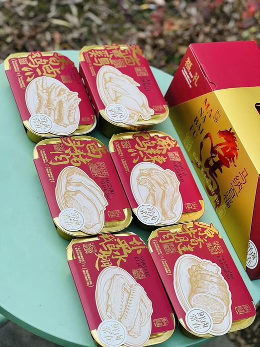 宜舟坊“马纳百福”卤味礼盒，奔马图案，寓意吉祥如意、福气满满✨。礼盒内含：老卤烧鸡、盐水鹅翅、麻辣鸭爪 、卤猪头肉、香卤鸡爪、 原香牛腱肉 。高品质，送长辈、亲友都很有面子，满满心意～ 商品图1