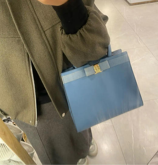 菲拉格慕 Vara 蝴蝶结 蓝金 box牛 手提 斜挎包 商品图3