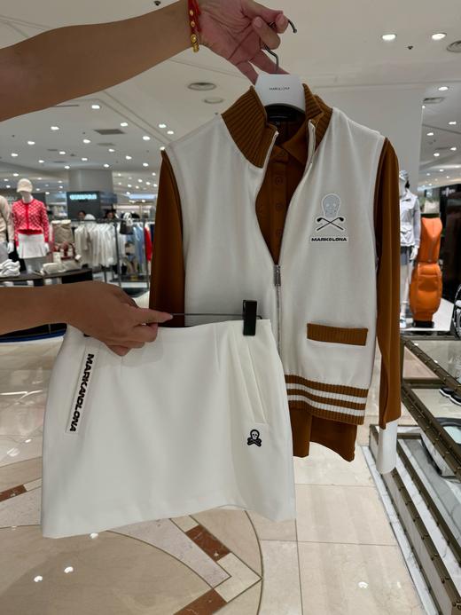 M&L新款女款防水层针织背心来啦！渠道高品质❗️难得的全品相纯尾货，一定不要轻易错过的佳品！细节非常精致, 内部防水层保暖效果杠杠的！下摆是这两年很流行的工装风格款，整体采用撞色设计非常年轻时尚！ 商品图0