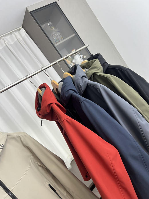 【特价福利】户外机能！三防黑科技！秋季男女外贸防风防水连帽软壳冲锋衣外套 商品图4