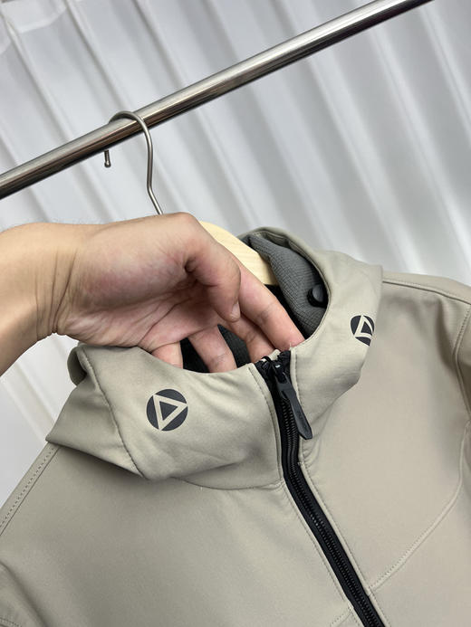 【特价福利】户外机能！三防黑科技！秋季男女外贸防风防水连帽软壳冲锋衣外套 商品图7