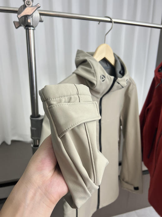 【特价福利】户外机能！三防黑科技！秋季男女外贸防风防水连帽软壳冲锋衣外套 商品图5
