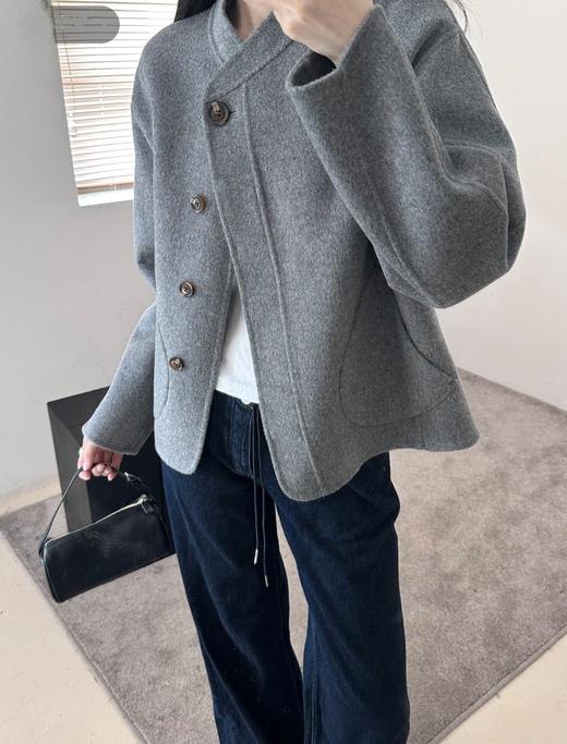 【来点不一样的】仅此一批！柜4200+！2026设计款偏襟牛角扣小立领短款毛呢大衣外套女款！ 商品图0
