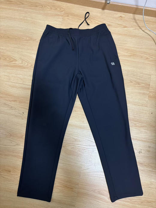 原单正品 KOLON SPORT可隆2026春季男士休闲运动防泼水梭织长裤，客供功能性面料，立体logo设计，两侧拉链口袋，版型非常百搭！
尺码：M～3XL 商品图0