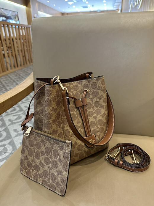 秋冬特惠💰540 蔻驰CBH07 CBH06 经典老花Rowan抽绳单肩斜挎水桶包 子母包 商品图1